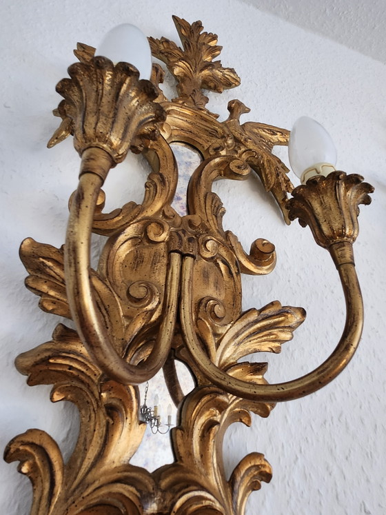 Lámparas de pared antiguas estilo rocalla, madera dorada con pan de oro, placas de espejo antiguas (photo 14 of 18)