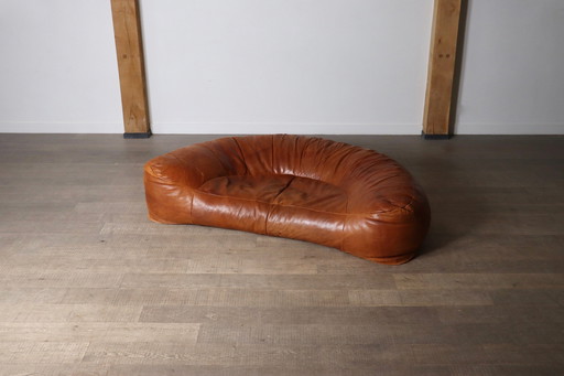 Canapé Croissant en cuir cognac par Raphael Raffel pour Honore Paris, 1970