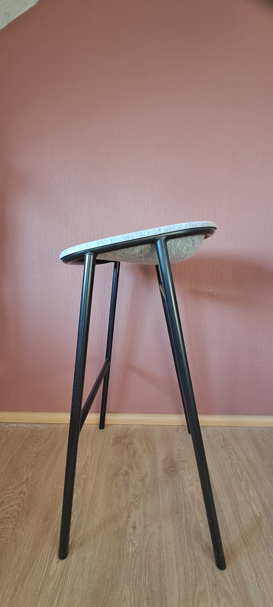 4 x De Vorm LJ 3 Barhocker aus PET-Filz mit schwarzem Stahlrahmen – Other, Metal (photo 13 of 16)