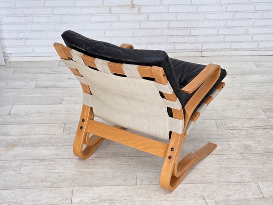 Image 1 of Sillón de diseño noruego, años 70, modelo "Kengu", cuero, madera curvada.