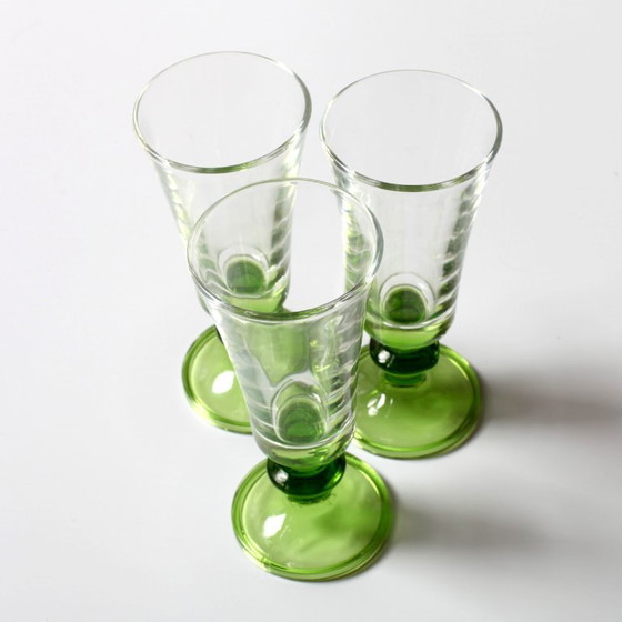 Ensemble de 3 verres à sherry vintage verts sur pied / Flûtes à liqueur rares du milieu du XXe siècle / (photo 8 of 8)