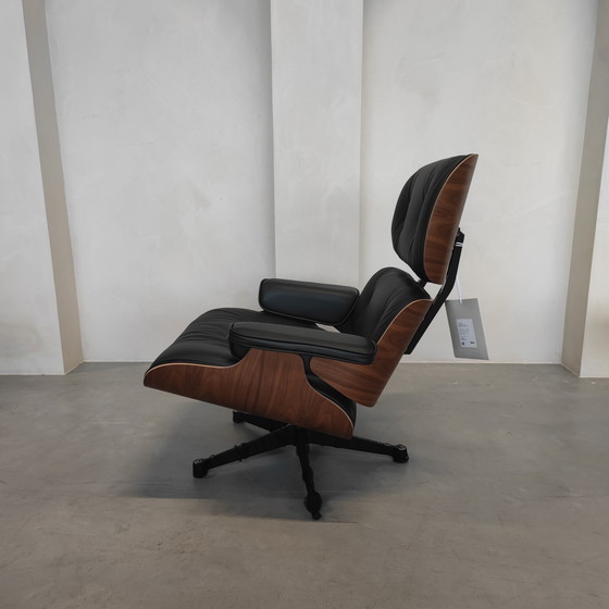 Image 1 of Sillón Vitra Eames con otomana - Nogal negro - Cuero Nero F