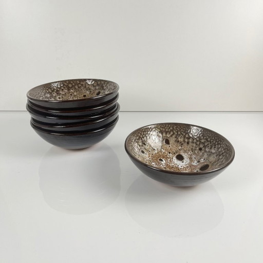 Set van 6 geglazuurde keramische kommen met een reactief effect, in Japanse stijl.