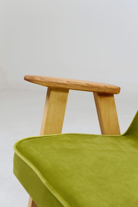 Image 1 of Sillón moderno de terciopelo verde lima diseñado por Chierowsky.