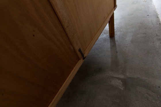 Image 1 of Kledingkast uit de jaren 50 met kompasvormige poten, schuifdeuren en een nieuw bovenblad.