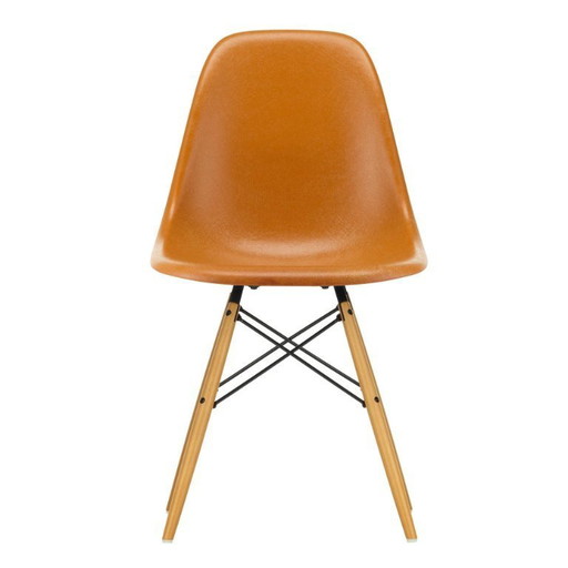 Silla Vitra Eames DSW de fibra de vidrio color ocre y patas de arce dorado