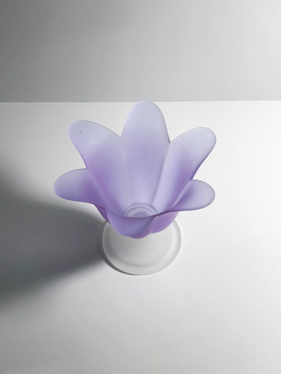 Image 1 of 80s Alessandrite vetro con piede ciotola / vaso fiori floreale viola lilla neodimio vetro smerigliato Partylite
