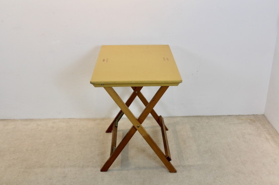 Tavolo Bistrò Pieghevole Vintage, Stock di 12, Tavoli da pranzo, Legno, Giallo, Mid Century Modern (foto 2 di 10)