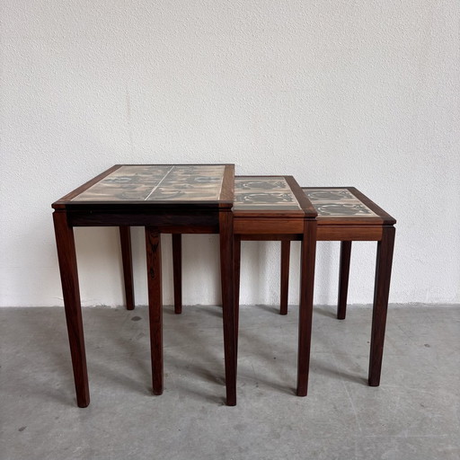 Vintage nesting bijzettafeltjes palissander keramiek
