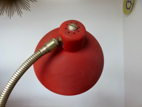 Image 1 of Franse "cocotte"-lamp van messing en rood gelakt metaal, jaren 1950-1960.