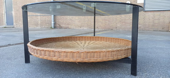 Image 1 of Vintage ronde glazen, metalen en rotan salontafel