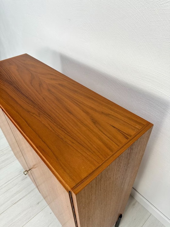 Image 1 of Piccola cassettiera vintage in teak con gambe in metallo anni '60