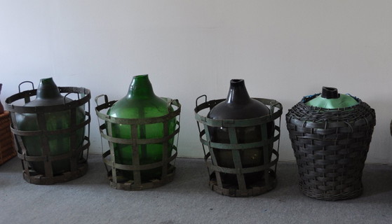 Garrafa de vidrio Mid-Century en cesta de plástico – Vasos y jarras, Mid Century Modern (photo 4 of 5)