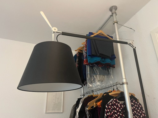 Lampadaire Tolomeo Mega avec abat-jour en parchemin et pied en aluminium noir