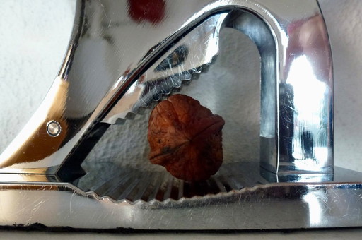 Cascanueces antiguo de metal con forma de reno.