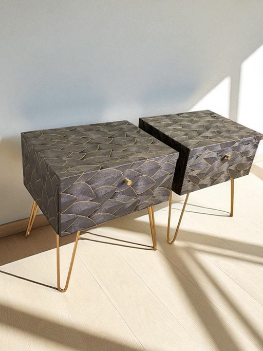 Mesitas de noche vintage cubiertas con elegantes hojas en relieve. – nachtkastjes, Wood