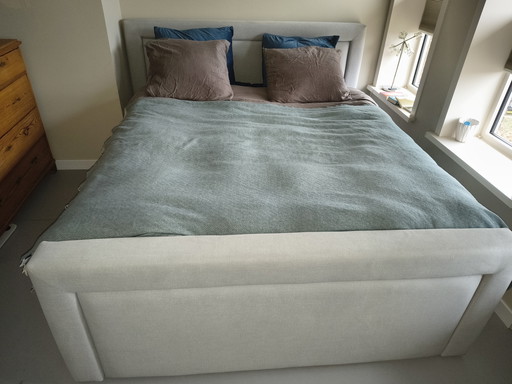 Bed gestoffeerd kingsize grijs