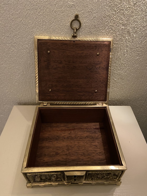 Image 1 of Sieraden- of sigarettendoosje van brons en messing met taferelen uit de Renaissance.