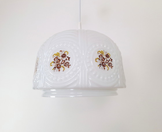 Image 1 of Lampe pendante vintage en verre opalin, lustre Mid Century Sijaj Hrastnik avec abat-jour en verre opalin