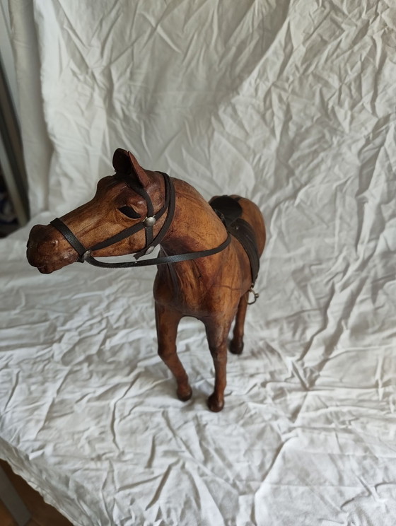Cheval en cuir avec selle, 35cm de haut. – Objets déco, Métal (photo 4 of 7)