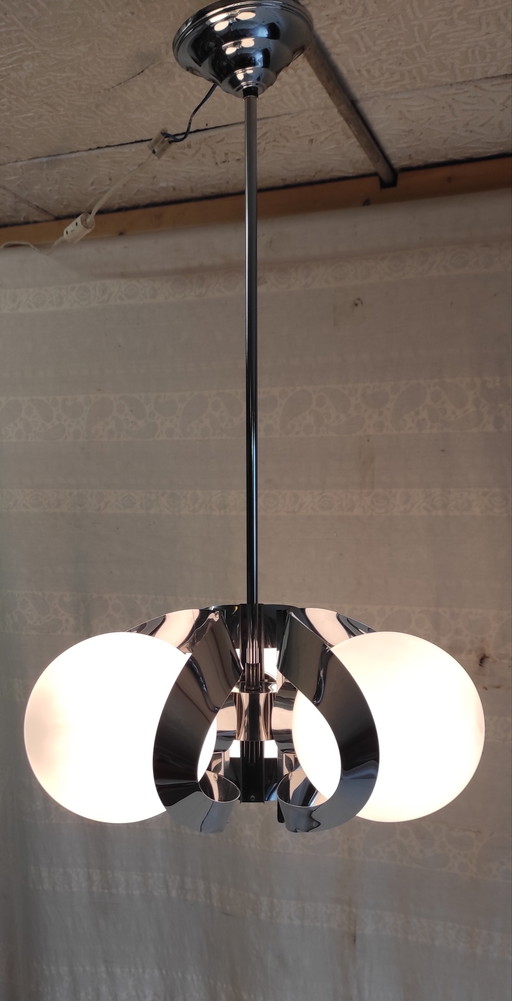 Lámpara de araña de estilo futurista en cromo y cristal opalino - década de 1970