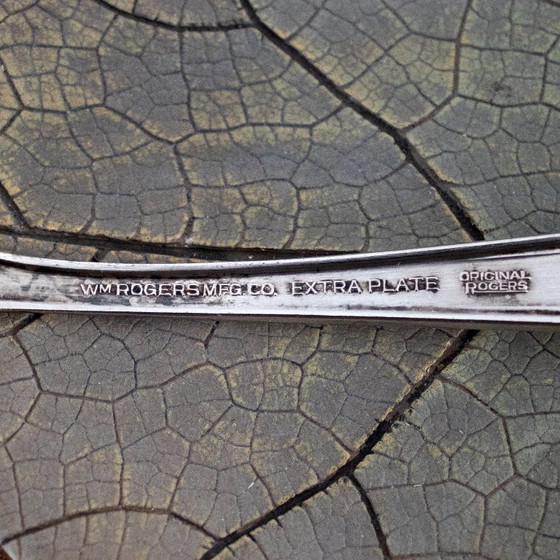 Image 1 of Servidor de pasteles antiguo de 1951, chapado en plata, diseño Magnolia de Wm Rogers Mfg.