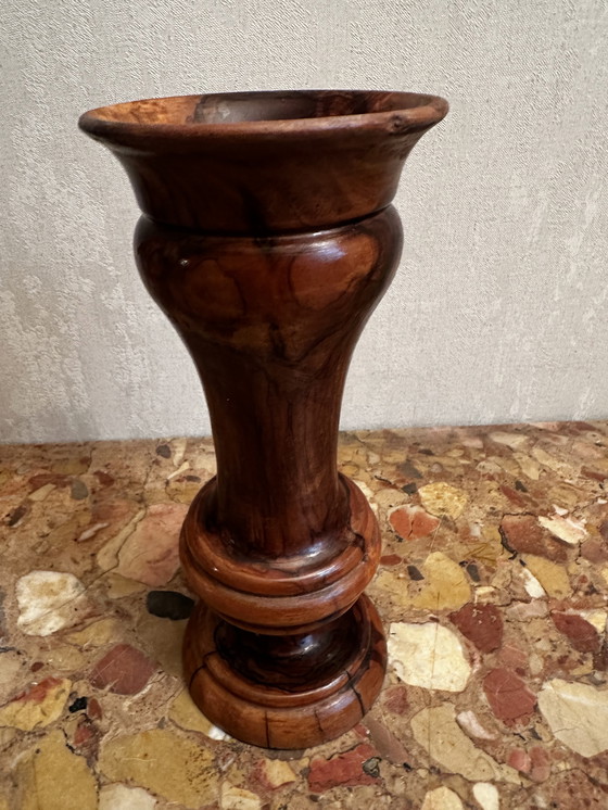 Image 1 of Gedraaide vaas van olijfhout, 23 cm hoog