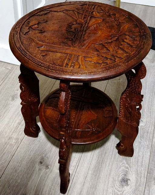 Tavolino vintage balinese in teak intagliato a mano con gambe di drago (Naga) e paesaggio vulcanico – bijzettafels, Wood