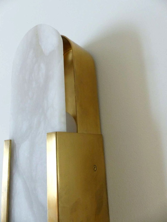Image 1 of Set aus 2 Wandleuchten „Elongated Melange“ aus Messing und Naturalabaster von VISUAL COMFORT, entworfen von Kelly Wearstler