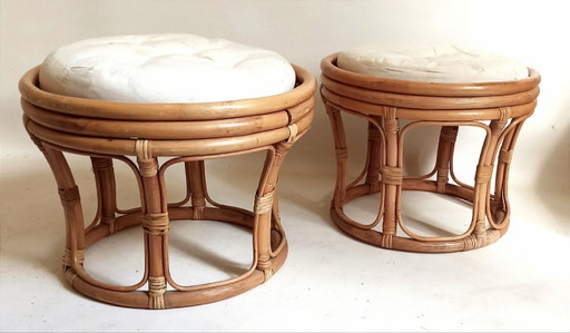 Coppia di pouf in bambù e rattan degli anni '70, diametro 44,8 cm.