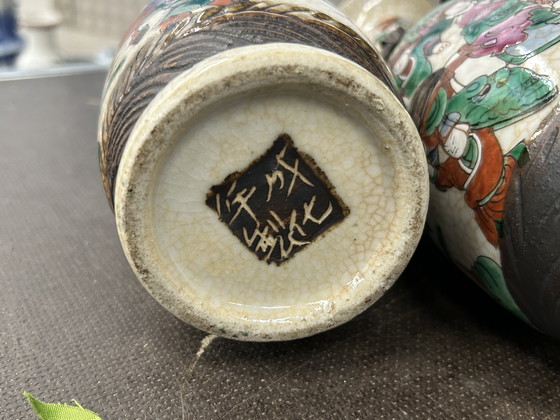 Image 1 of Porseleinen vazen met krijtwitte glazuur en krijgsscènes in Nanking-stijl gemaakt rond 1880-1900