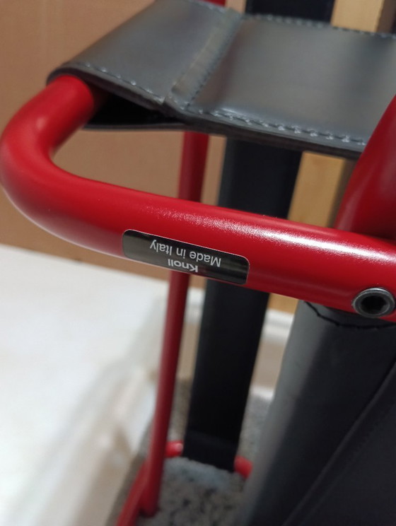 Image 1 of Bolso Knoll Wassily B3 rojo mate, nuevo-usado, en piel negra, de Marcel Breuer.