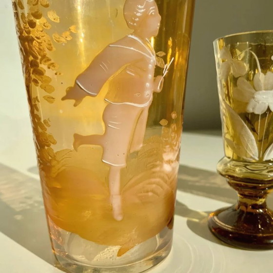 Image 1 of Paar antiker böhmischer Mary Gregory-Trinkgläser aus bernsteinfarbenem Glas, handbemalt mit Emaille, ca. 1890-1910