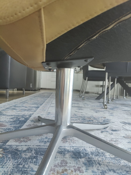 Image 1 of Conform leather swivel chair