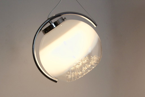 Lampada a sospensione in cromo e vetro satinato di A.V. Mazzega