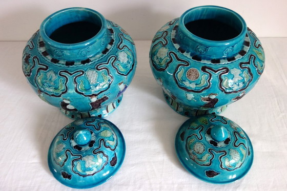 Image 1 of Ein Paar gedeckter Vasen aus Keramik, China, Mitte 20.