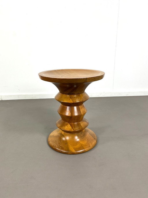 Sgabello modello A in noce, prodotto nei primi anni '90 da Ray & Charles Eames per Vitra.