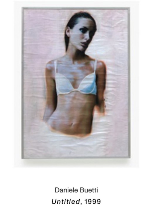 Daniële Buetti : Œuvre 1999, Sans titre, dimensions 117x84x10.2 : Une dame avec un soutien-gorge blanc perforé