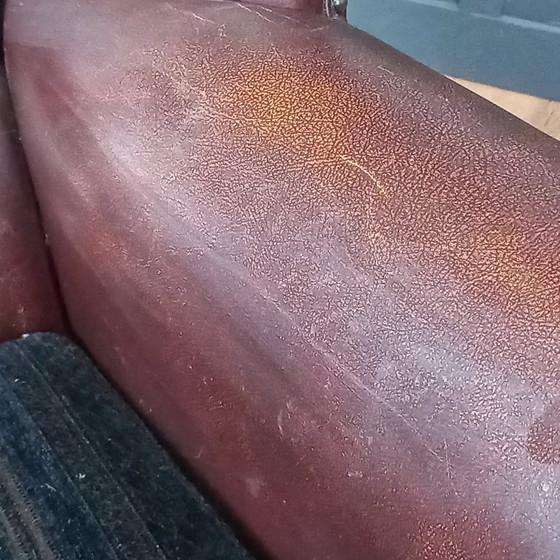 Image 1 of Steigern Sie Ihr Wohngefühl mit diesem beeindruckenden Set Chesterfield-Ohrensesseln aus Kuhfell!