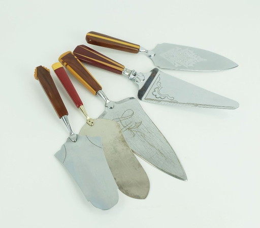 Set van 5 art déco taartlifters met bakelieten handvatten, jaren 1930-1940.