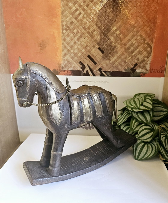 Image 1 of Statuetta vintage a forma di cavallo a dondolo in legno con decorazioni in ottone