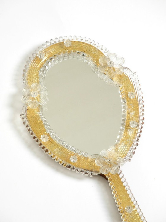 Image 1 of Magnifique miroir à main ou mural vénitien Mid Century Modern avec rosaces en verre de Murano. Fabriqué en Italie.