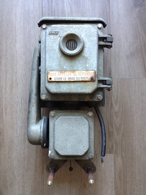 Altes Klingeltelefon, industrieller SNCF-Bahnhof