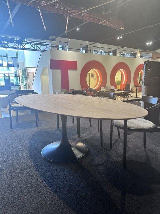 Mesa con patas de tulipán