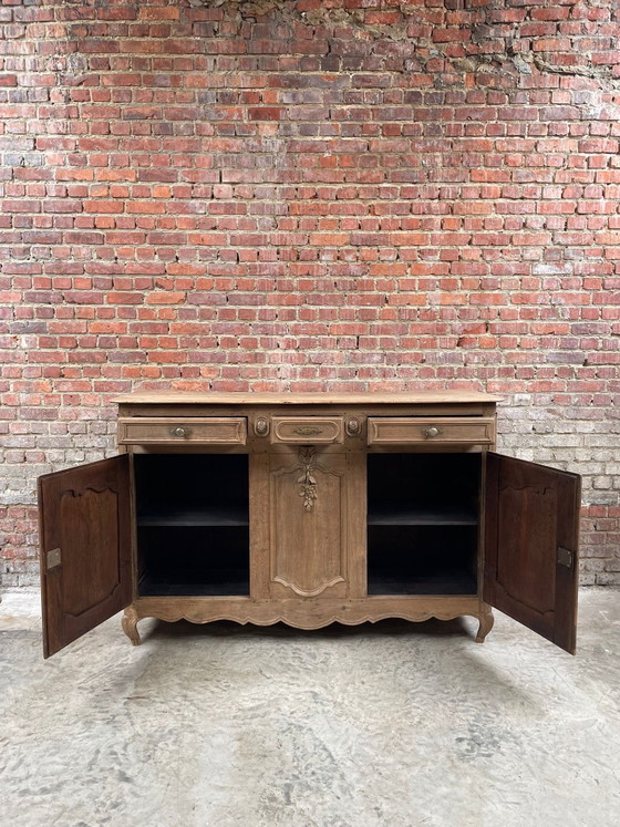 Image 1 of Credenza/buffet in stile rustico in rovere massello con intagli in legno.
