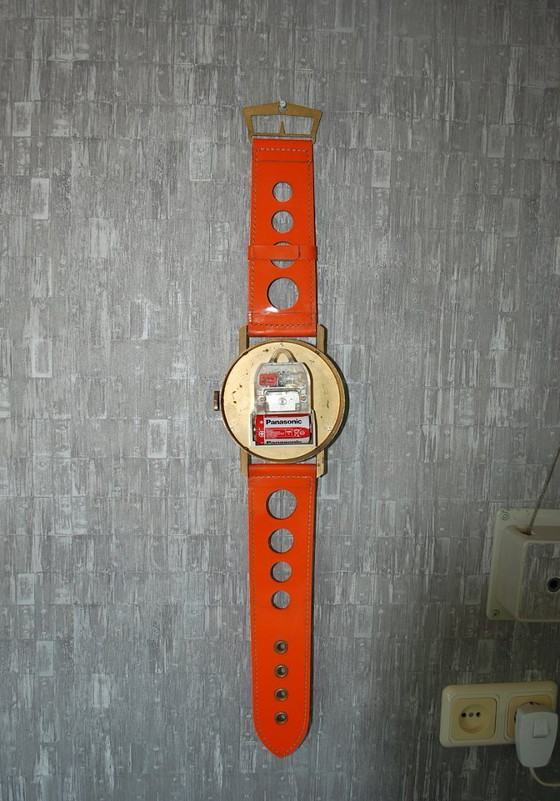 Image 1 of Orologio da parete retrò di metà secolo, formato XXL arancione, stile Pop Art anni '70, prodotto da Arctos.