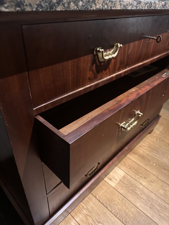 Image 1 of Tijdloze gerestaureerde commode with karakter