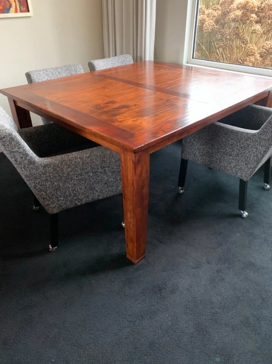 Image 1 of Mesa de comedor de teca maciza para 4-6 personas.