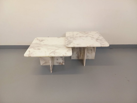 Image 1 of Paire de tables basses gigognes vintage en marbre blanc des années 70