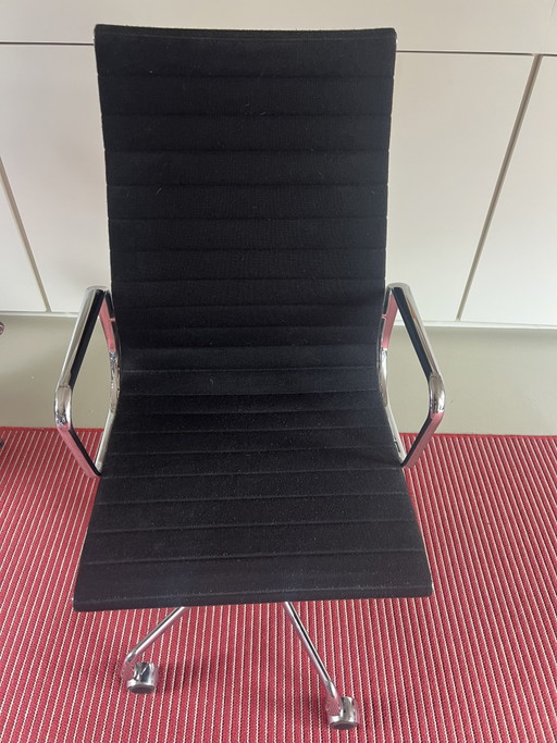 Silla de oficina Vitra EA 119 Eames | Negra y cromada con ruedas